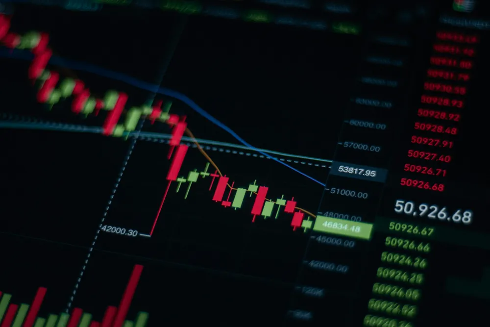 Gráfico de velas con medias móviles en una pantalla de trading