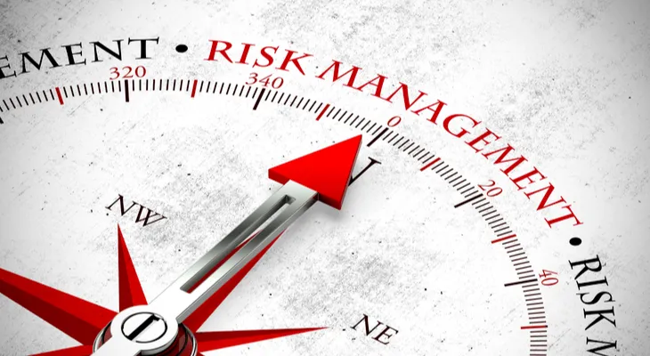 Aguja de una brújula que apunta a las palabras risk management (gestión del riesgo)